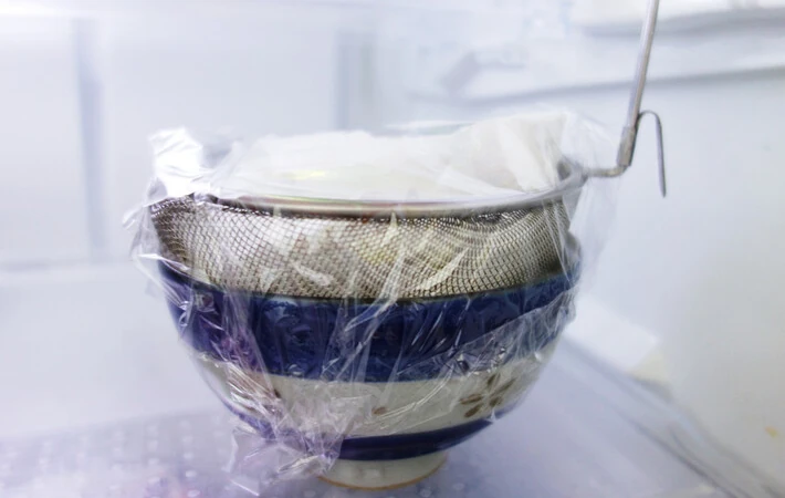 冷蔵庫でヨーグルトを水切りする画像（撮影：エニママ）