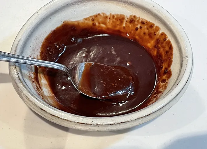 溶けた材料を混ぜる写真（撮影：grapeフード編集部）