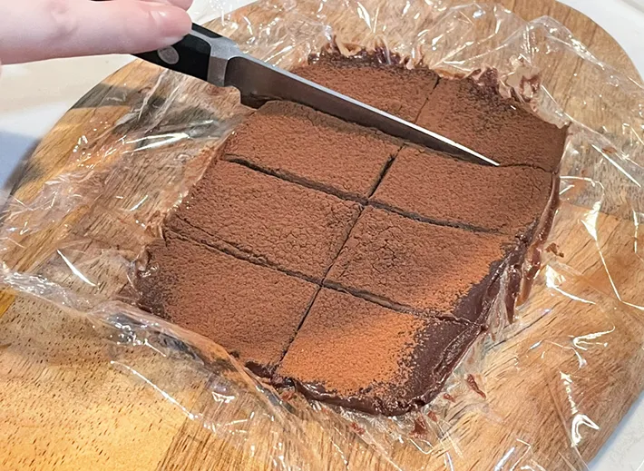 生チョコレート風のデザートをカットする写真（撮影：grapeフード編集部）