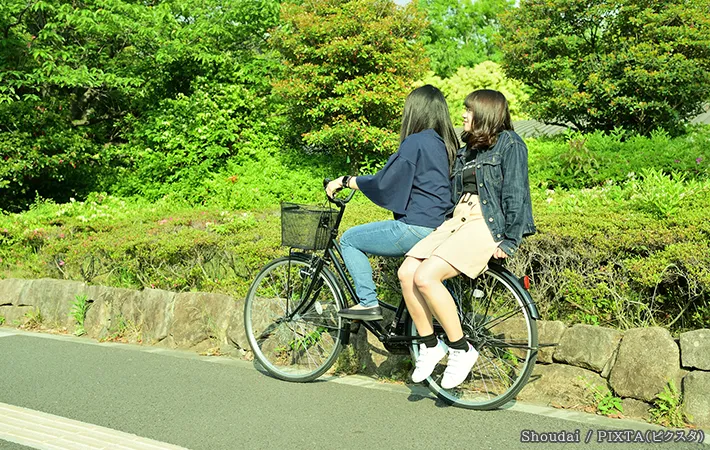 自転車に乗る子供の写真