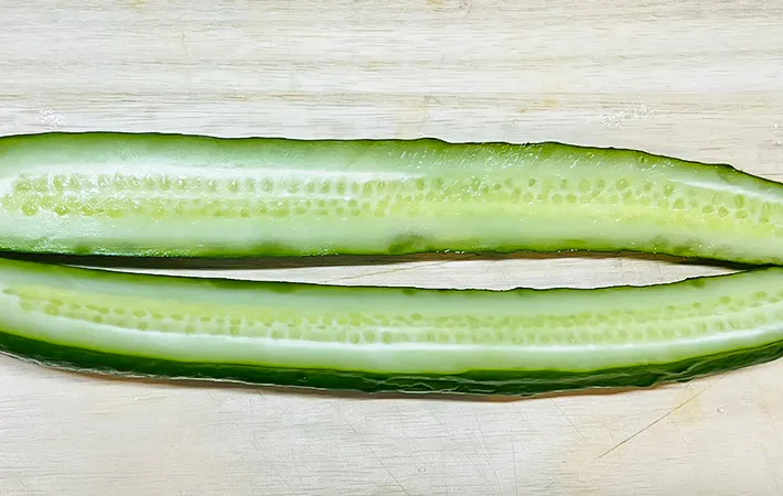 キュウリを縦半分に切った写真