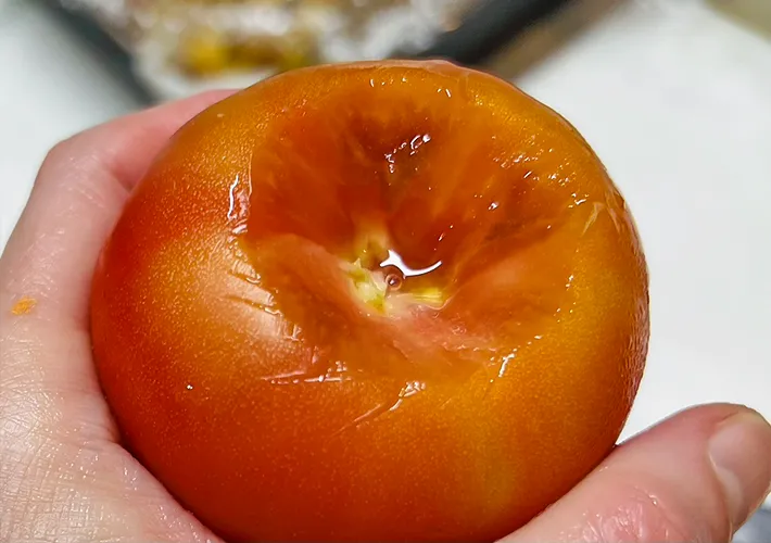 ヘタをくり抜いたトマトの写真