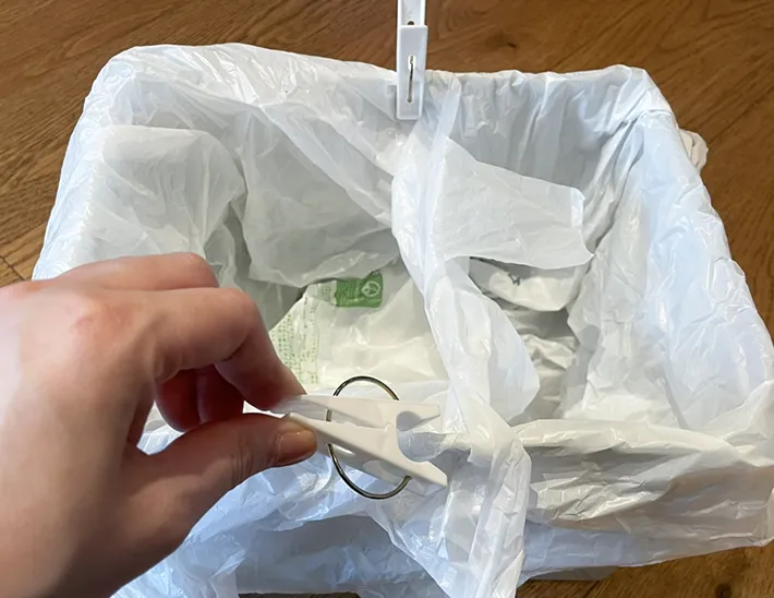 洗濯バサミでゴミ箱とゴミ袋を固定する写真（撮影：grapeライフハック編集部）