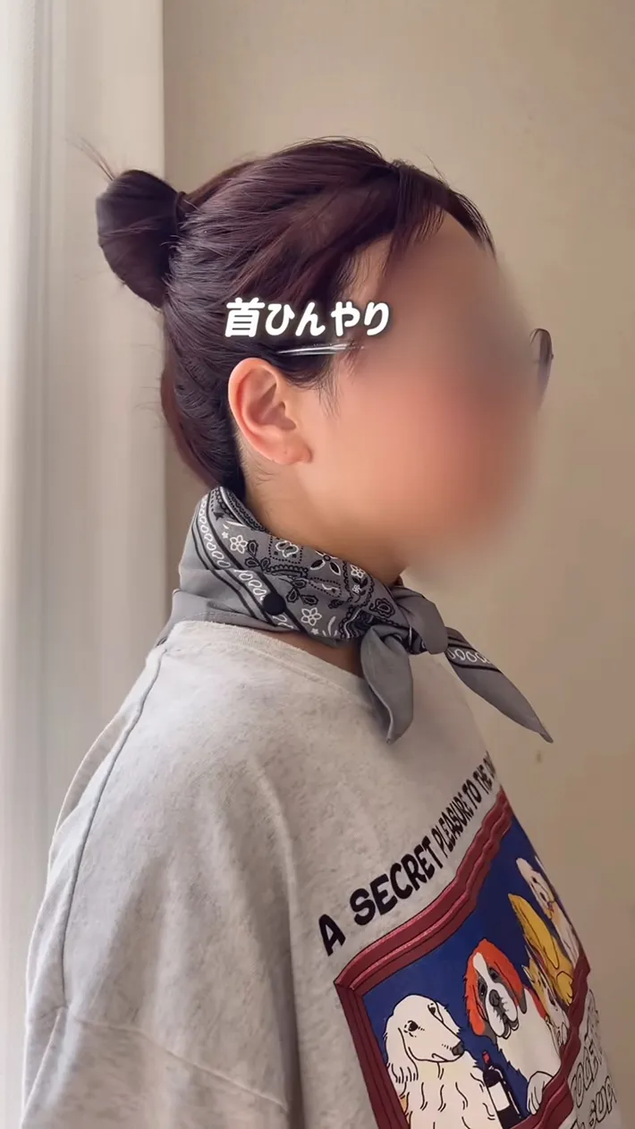 保冷ネックバンダナを首に装着する女性