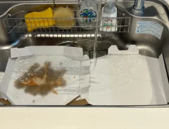 ピザ箱を水で濡らす場面（撮影：grapeライフハック編集部）