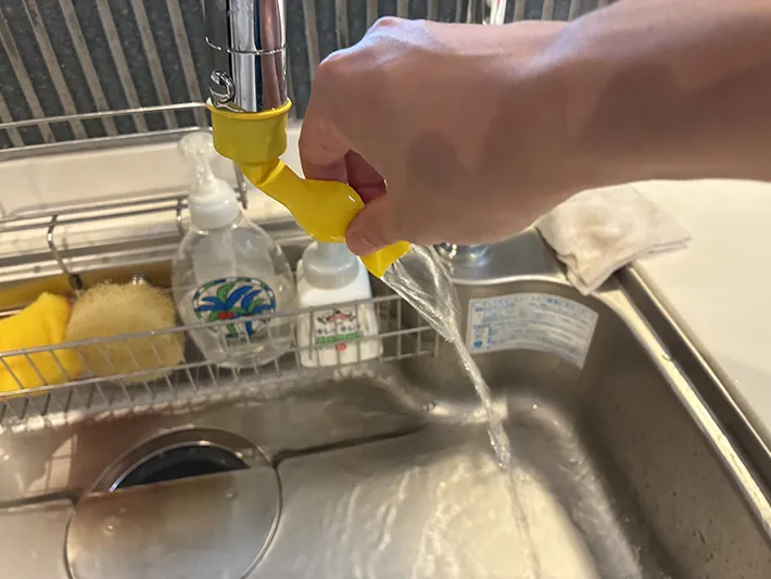 蛇口につけた風船を使ってシンクを洗い流す場面（撮影：grapeライフハック編集部）