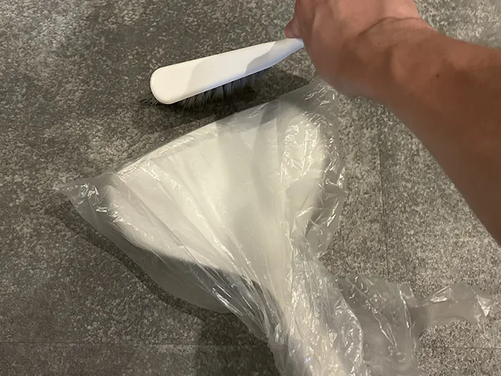 ビニール袋をかぶせたちりとりにゴミを集める場面（撮影：grapeライフハック編集部）