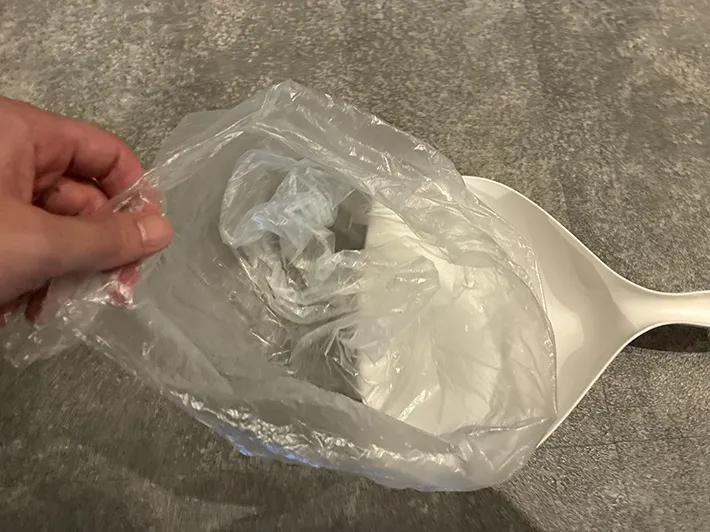 ゴミが入ったビニール袋（撮影：grapeライフハック編集部）