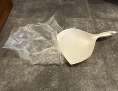 玄関に置かれたちりとりとビニール袋（撮影：grapeライフハック編集部）