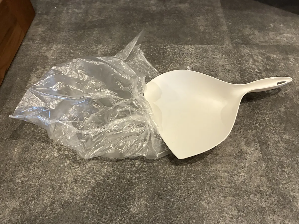 玄関に置かれたちりとりとビニール袋(撮影:grapeライフハック編集部)