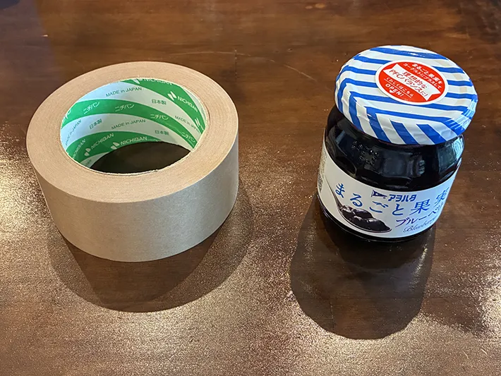 机に置かれたジャム瓶とガムテープ（撮影：grapeライフハック編集部）