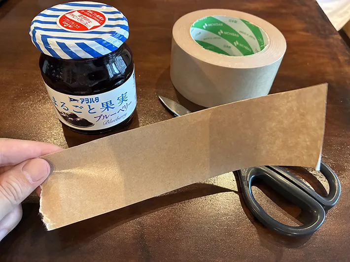 20cmほどの長さに切ったガムテープ（撮影：grapeライフハック編集部）