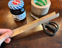 切って半分に折ったガムテープ（撮影：grapeライフハック編集部）