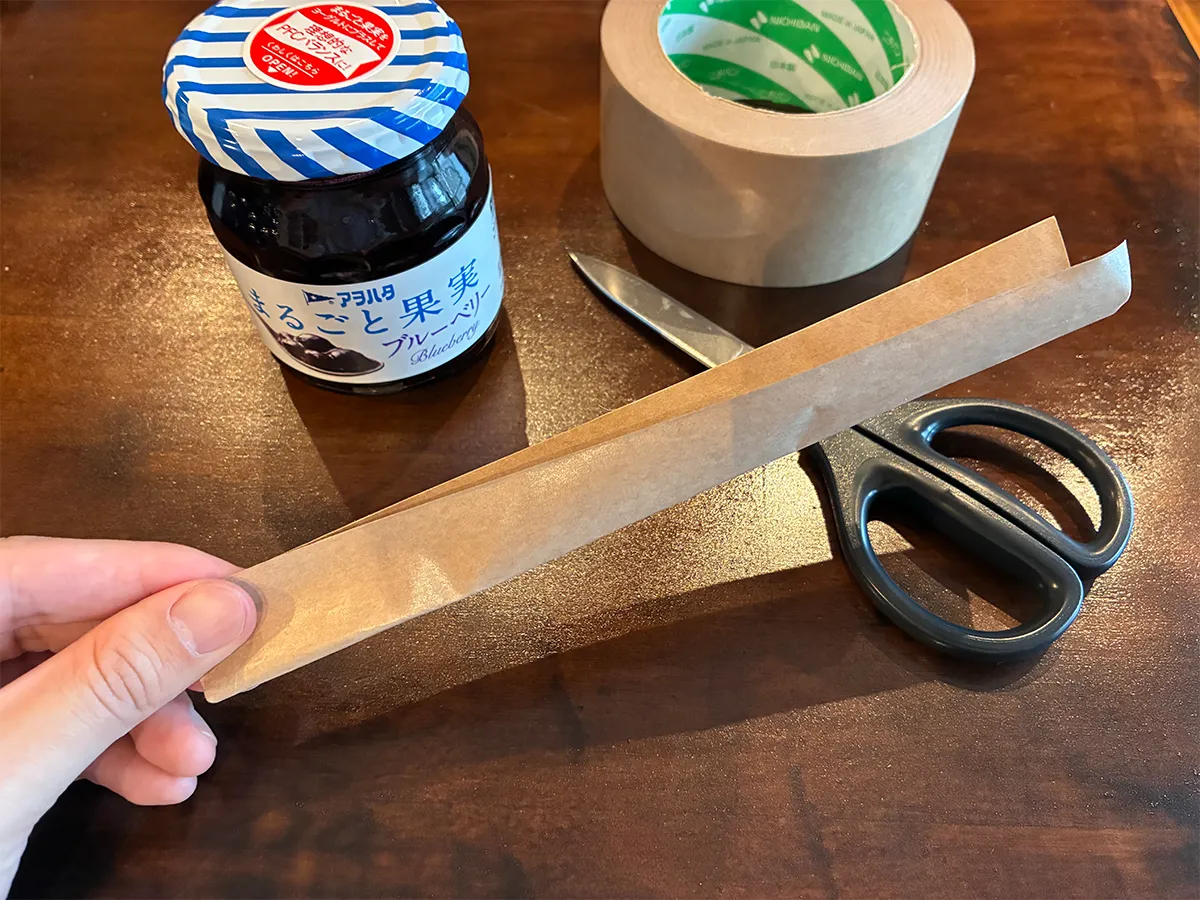 切って半分に折ったガムテープ（撮影：grapeライフハック編集部）