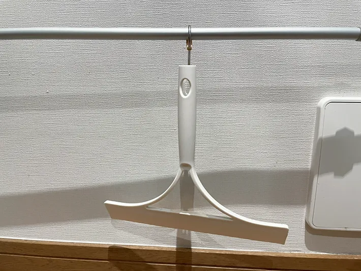 S字フックに掃除道具をかけた写真（撮影：grapeライフハック編集部）