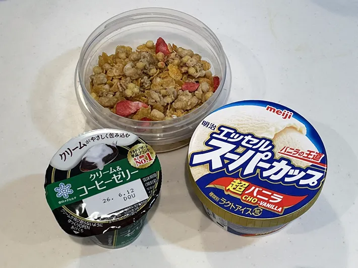 コーヒーゼリー、グラノーラ、バニラアイスの写真（撮影：grapeライフハック編集部）