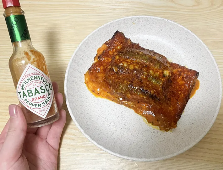 スナップエンドウのチーズ焼きとペッパーソースの写真（撮影：grapeフード編集部）