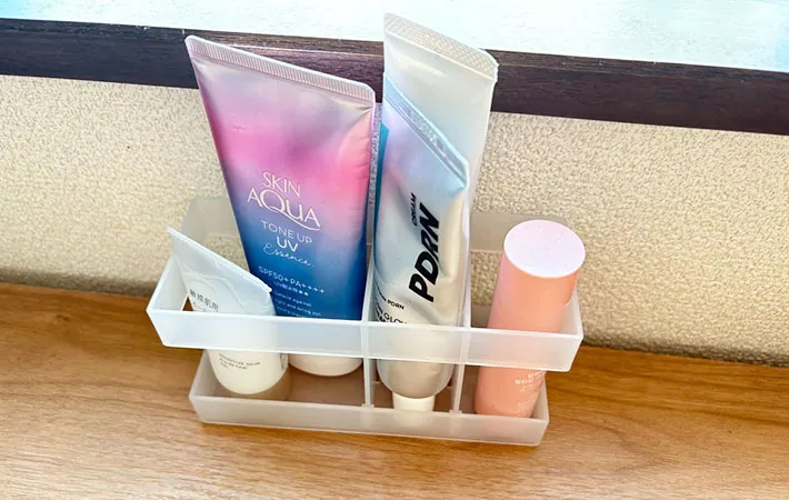 チューブタイプのスキンケア用品を収納した画像（撮影:エニママ）
