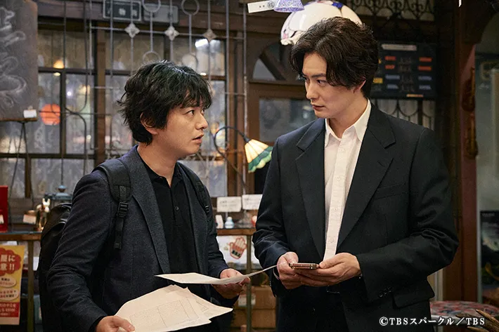 『田鎖ブラザーズ』に出演する岡田将生さんと染谷将太さんが写る場面写真