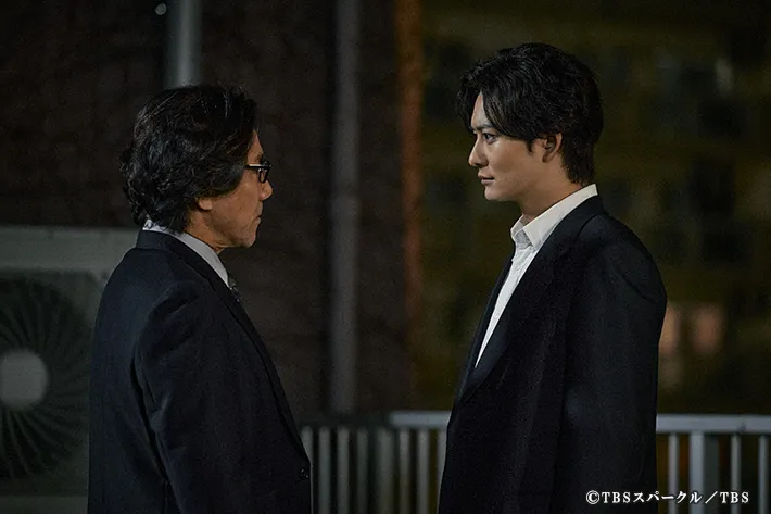 『田鎖ブラザーズ』に出演する岡田将生さんと岸谷五朗さんが写る場面写真