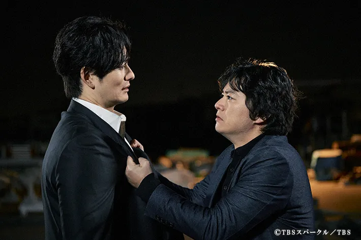 『田鎖ブラザーズ』に出演する岡田将生さんと染谷将太さんが写る場面写真