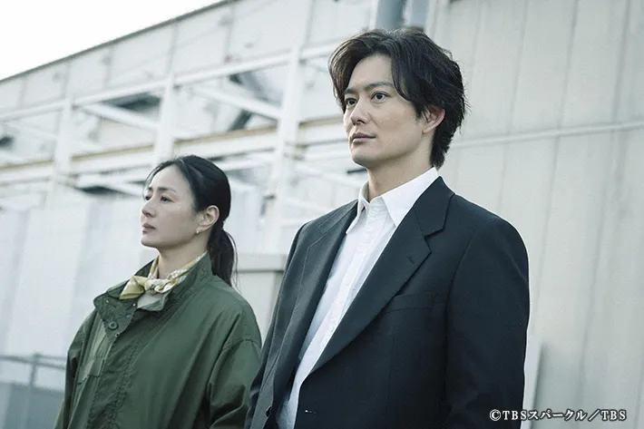 『田鎖ブラザーズ』に出演する岡田将生さんと井川遥さんが写る場面写真