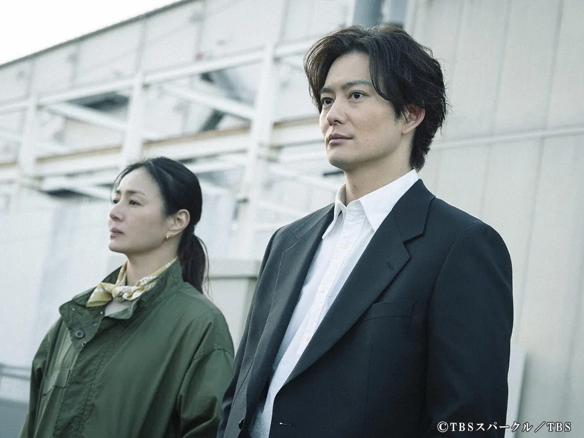 『田鎖ブラザーズ』に出演する岡田将生さんと井川遥さんが写る場面写真