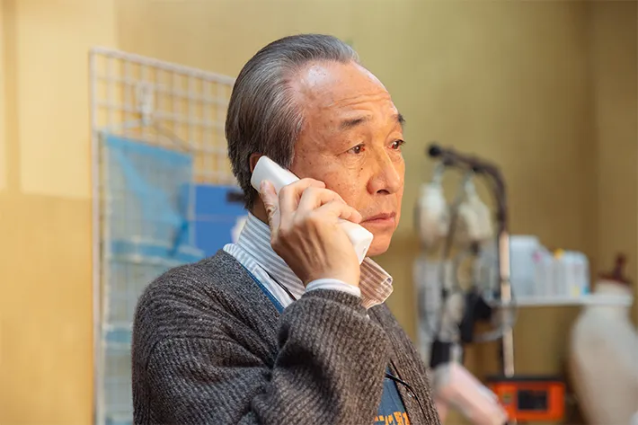 『リボーン ～最後のヒーロー～』に出演する小日向文世さんが演じる野本英治が写る写真
