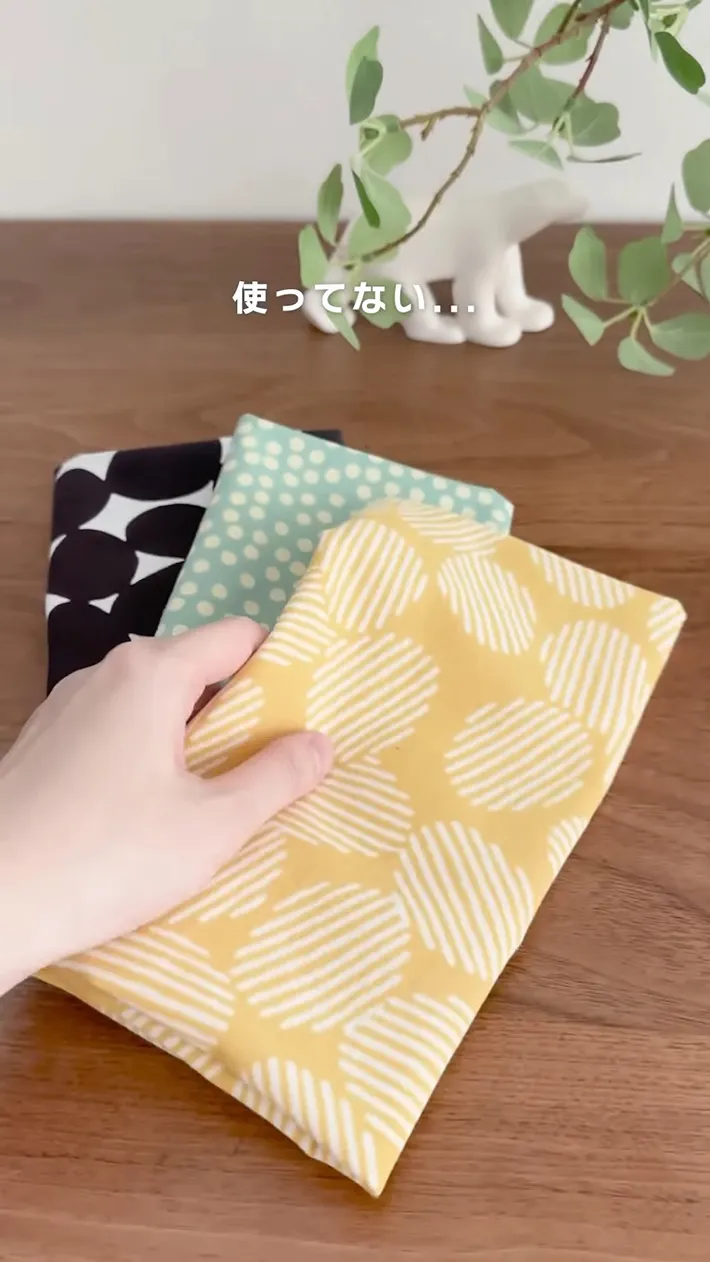 机に置かれた手ぬぐい