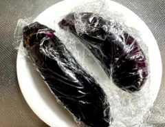 ラップに包んだナス（撮影：grapeフード編集部）