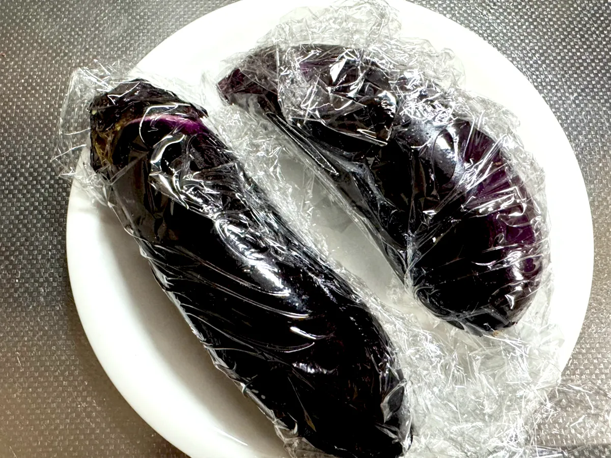 ラップに包んだナス(撮影:grapeフード編集部)