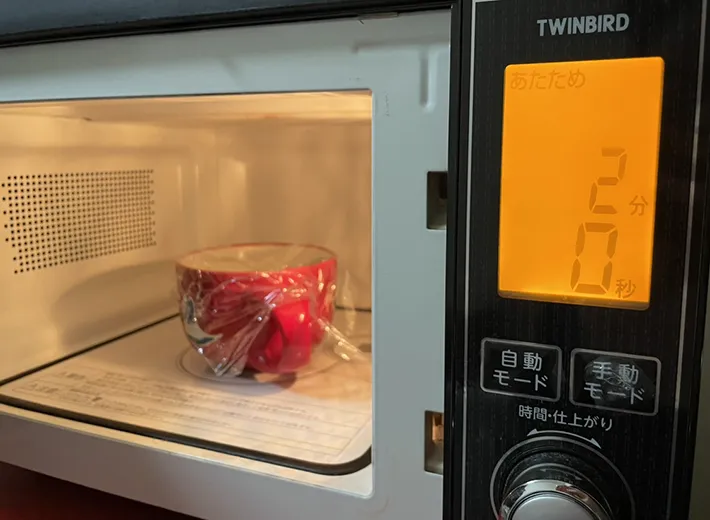 電子レンジに耐熱容器を入れた写真（撮影：grapeフード編集部）