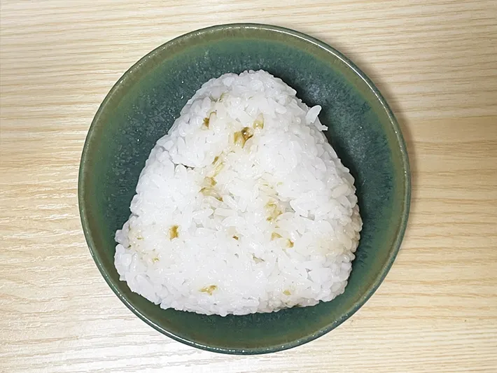 海苔佃煮入りのおにぎりの写真（撮影：grapeフード編集部）