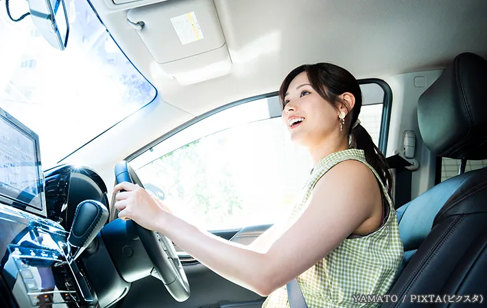 車を運転する女性の写真
