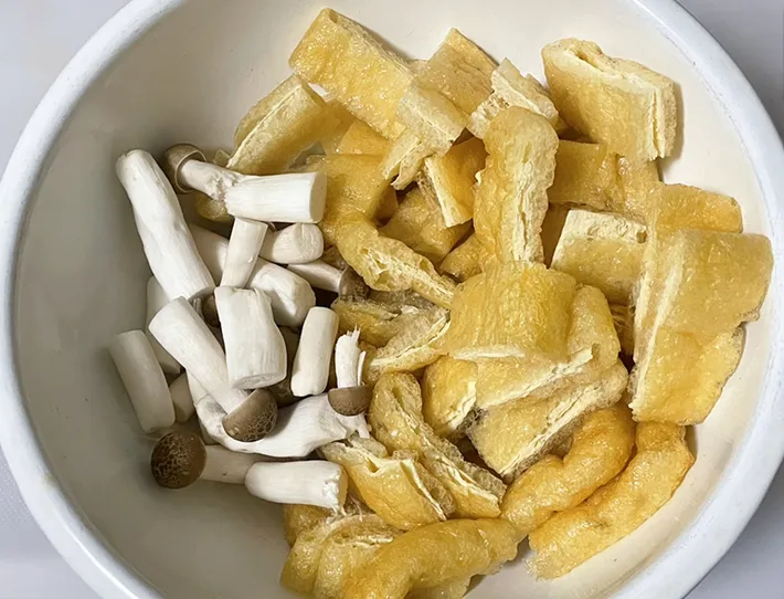 しめじ、油揚げの写真（撮影：grapeフード編集部）