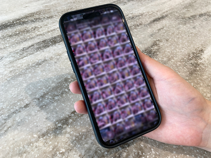 大量のスクリーンショットが収められたスマホ画面の写真