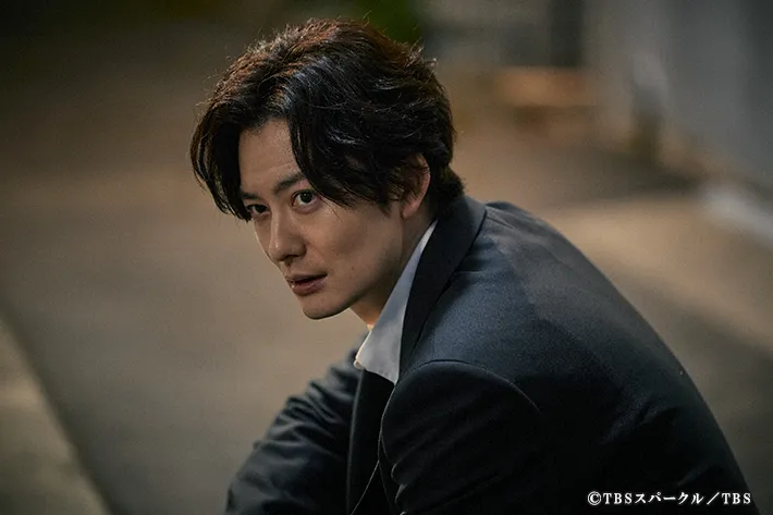 『田鎖ブラザーズ』に出演する岡田将生さんが写る場面写真