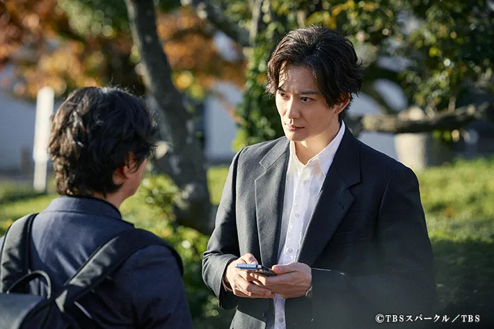 『田鎖ブラザーズ』に出演する岡田将生さんが写る場面写真