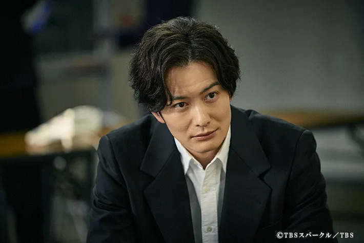 『田鎖ブラザーズ』に出演する岡田将生さんが写る場面写真