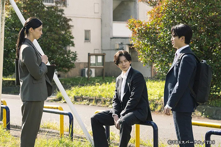 『田鎖ブラザーズ』に出演する岡田将生さんと中条あやみさんが写る場面写真