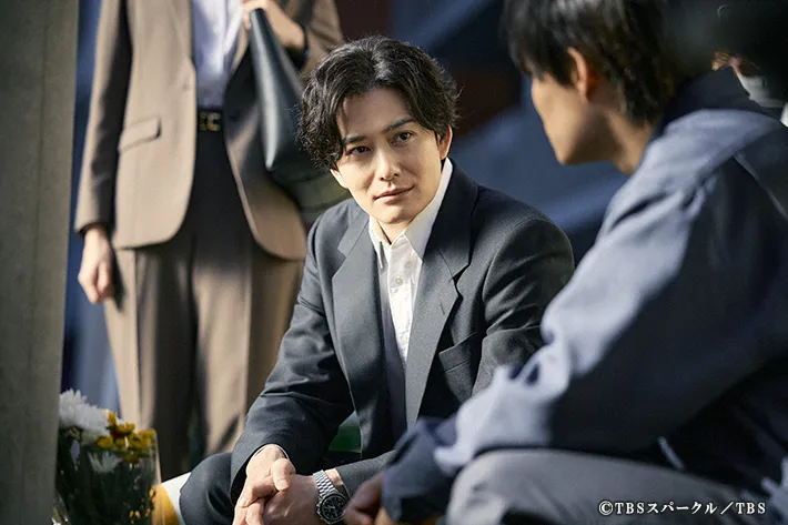 『田鎖ブラザーズ』に出演する岡田将生さんが写る場面写真