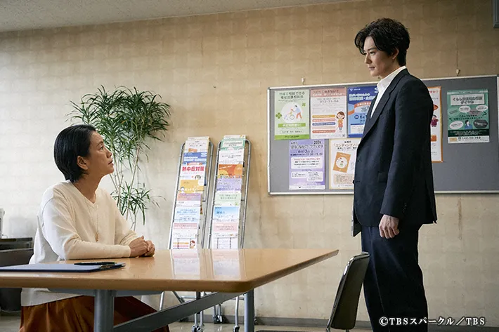 『田鎖ブラザーズ』に出演する岡田将生さんと渡辺真起子さんが写る場面写真