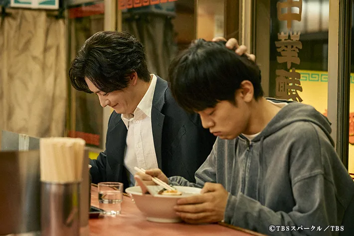 『田鎖ブラザーズ』に出演する岡田将生さんと齋藤潤さんが写る場面写真