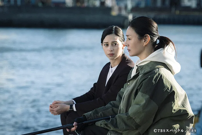 『田鎖ブラザーズ』に出演する中条あやみさんと井川遥さんが写る場面写真