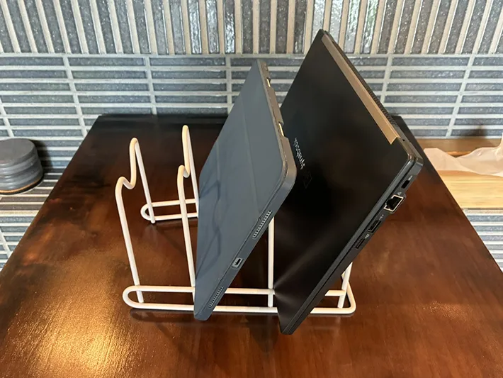 ノートパソコンやタブレット端末を立てかけたフライパンラック（撮影：grapeライフハック編集部）