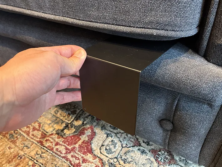 ソファの隙間にブックエンドを差し込む場面（撮影：grapeライフハック編集部）