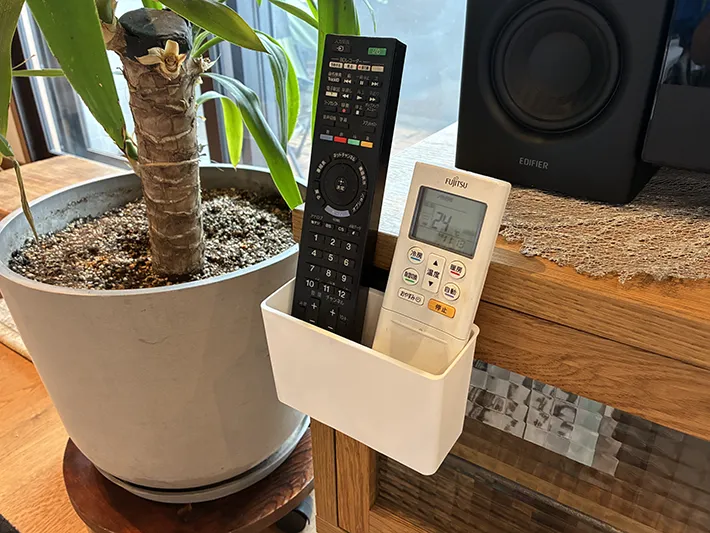 テレビ台のワイドポケットに入れたリモコン（撮影：grapeライフハック編集部）