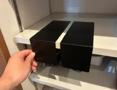 玄関の棚にブックエンドを置く場面（撮影：grapeライフハック編集部）