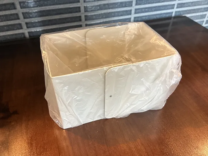 2個のブックスタンドを生かした簡易ゴミ箱（撮影：grapeライフハック編集部）