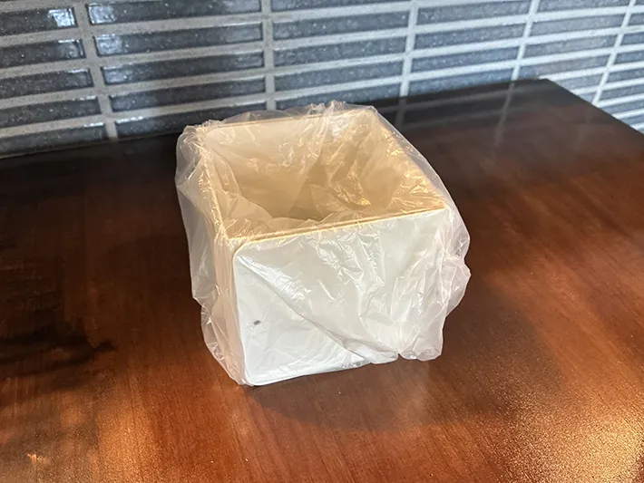 2個のブックスタンドを生かした簡易ゴミ箱（撮影：grapeライフハック編集部）